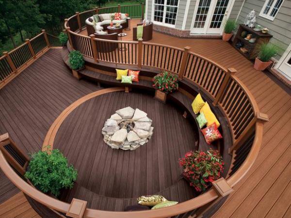 Maximizing Your Home's Value with a Custom Deck